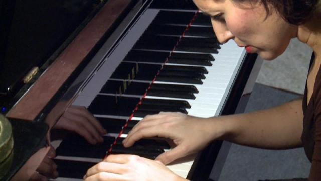 Maria Semeraro durante l'esecuzione del "Valzer delle rose" di Francesco Marino